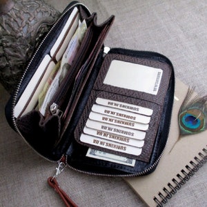 Grand portefeuille long en cuir marron avec fermeture éclair autour du poignet Dragonne Pochette passeport Sac à main de voyage