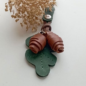 Leather keychain Purse charm Oak leaf Acorns Key holder on bag Keyring for women