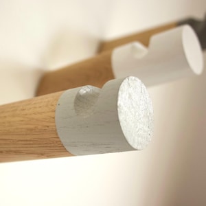 An der Wand montierter Lampenhaken aus massivem Hartholz mit lackierter Spitze und verdeckten Befestigungen, maßgefertigte Hartholz-Kleiderhaken mit handbemalten Enden