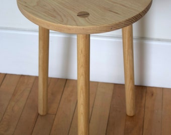 Sofortiger Versand – runder Tisch aus massivem Eschenholz mit geraden, gedrechselten Beinen und kontrastierenden Kanten