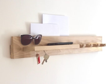 Perchero y organizador de entrada de madera maciza hecho a mano y a medida: almacenamiento de ropa montado en la pared con estante.