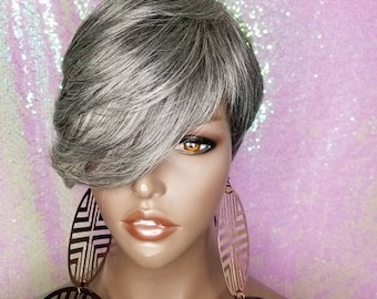Peruka w kolorze Salt Pepper Grey Gray Pixie Cut: warstwowa, zaczesana grzywka