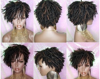 Peluca corta rizada y retorcida: estilo afrocéntrico con rastas.