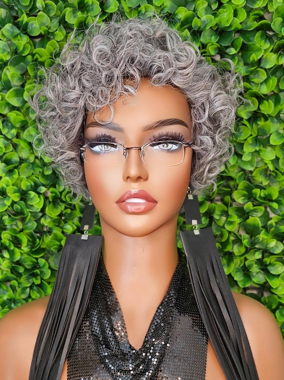 Perruque Synthétique Courte Bouclée Gris Pâle Avec Frange - Taille Bonnet Moyen +4, Neuf Sans Étiquettes