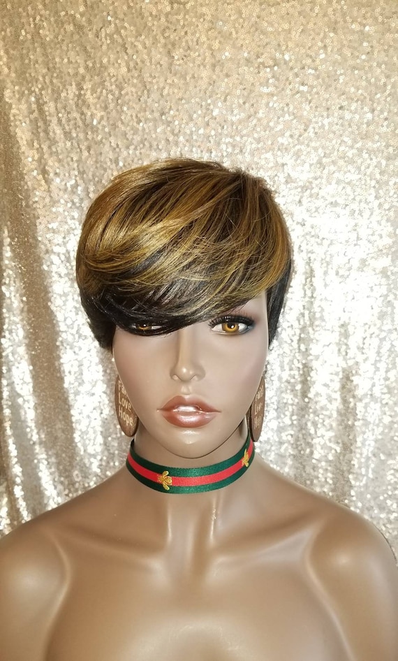 Perruque Courte Blonde Dorée KIMBERLEY 24B - Synthétique, Raie Libre, Taille Large