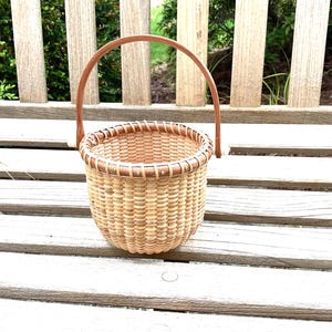Nantucket-style 4-inch round basket with handle