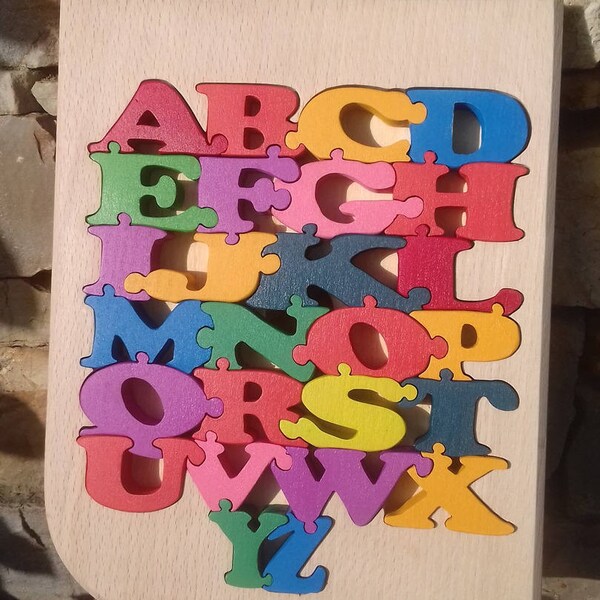 Puzzle alphabet  en bois massif livré dans un coffert de rangement