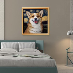 Puede incluir: Una pintura enmarcada de un perro corgi con un fondo de noche estrellada. El corgi es marr&oacute;n y blanco y tiene una expresi&oacute;n feliz.