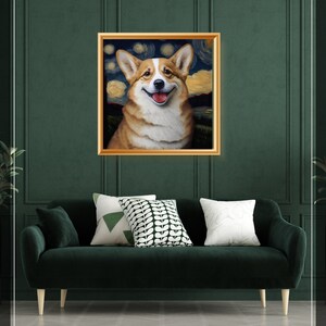 Puede incluir: Una pintura enmarcada de un perro corgi con un fondo de noche estrellada. El corgi est&aacute; sonriendo y tiene un pecho y patas blancas. La pintura est&aacute; en un marco dorado y est&aacute; colgada en una pared verde.
