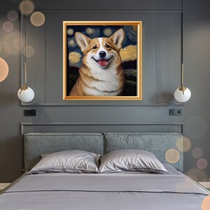 Puede incluir: Una pintura enmarcada de un perro corgi con un fondo de noche estrellada. El corgi mira al espectador con una expresi&oacute;n feliz. La pintura est&aacute; en un marco dorado y est&aacute; colgada en una pared gris sobre una cabecera gris.