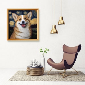 Puede incluir: Una pintura enmarcada de un perro corgi con un fondo de noche estrellada. La pintura est&aacute; colgada en una pared blanca sobre una mesa auxiliar dorada y un sill&oacute;n marr&oacute;n.