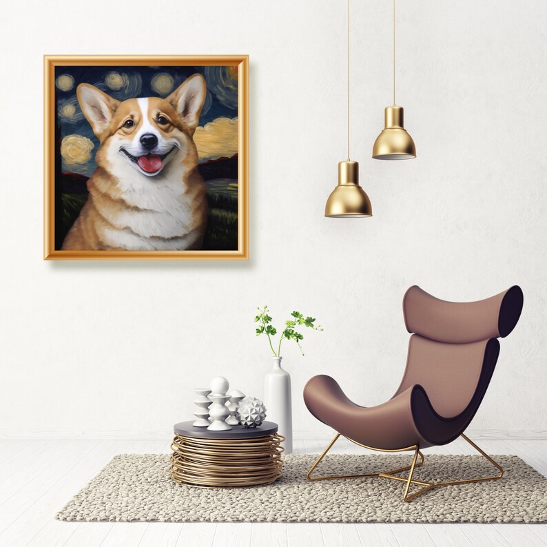 Puede incluir: Una pintura enmarcada de un perro corgi con un fondo de noche estrellada. La pintura est&aacute; colgada en una pared blanca sobre una mesa auxiliar dorada y un sill&oacute;n marr&oacute;n.