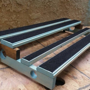 Tiered pedalboard deals