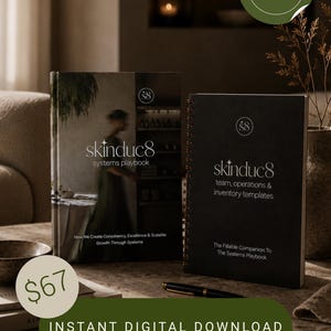 Könnte beinhalten: Zwei dunkel gestaltete Bücher mit den Titeln skinduc8 systems playbook und skinduc8 team, operations & inventory templates. Das erste Buch hat ein fotografisches Cover, das zweite ist ein Spiralblock. Ein schwarzer Stift liegt auf dem Tisch.