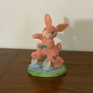 FIGURA DE CONEJITO DE PASCUA rosa, Conejo de Pascua de resina con flores moradas en los antebrazos y zapatillas de conejito azul, decoración de Pascua