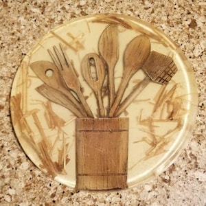 MCM runder ACRYL UNTERSTELLER mit Utensilienhalter Motiv aus Holz, Vintage Küchen Dekor, Vintage Serviergeschirr, Mid Century Wohndekor