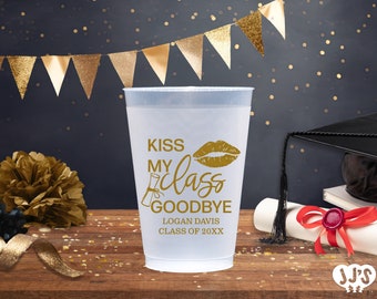 Può includere: Bicchiere di plastica bianco con testo dorato che recita "Kiss My Class Goodbye" con un'impronta di labbra dorata e un cappello di laurea dorato. Il testo include anche il nome "Logan Davis" e "Class of 20XX".