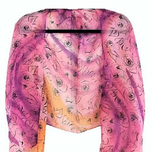 Jaqueta Bolero Shrug Manga Comprida Frente Aberta Chiffon Sem Colarinho - Rosas Rosa