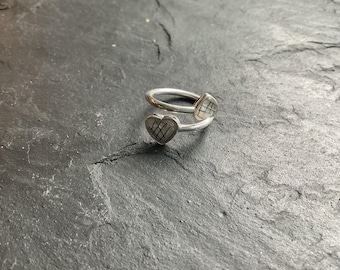 Anillo ajustable conmemorativo de doble corazón en plata de ley, hecho con pelo, piel o cenizas.