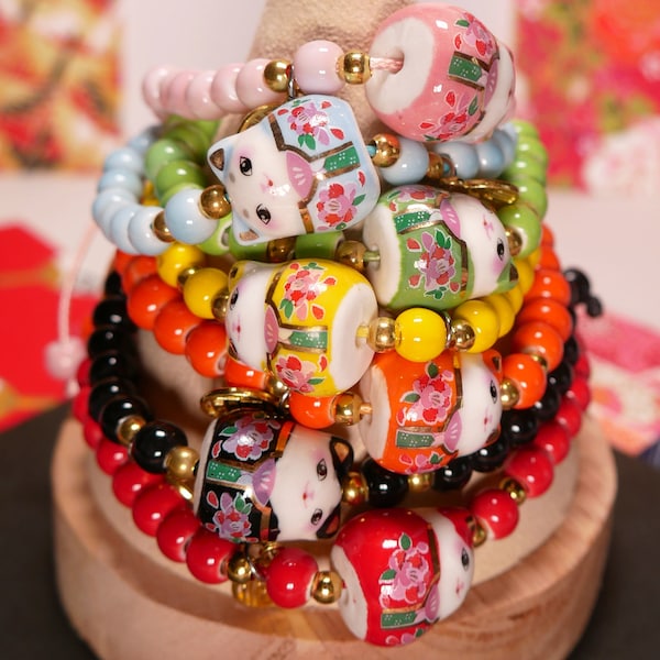 Bracelet perles à cordon réglable chat porte-bonheur japonais maneki-neko couleur au choix rouge, noir, vert, orange, jaune, rose et bleu