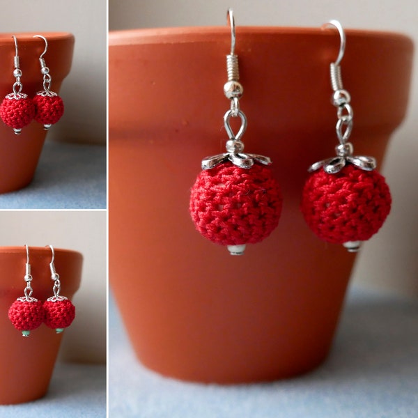 Boucles d'oreilles boule en crochet rouge