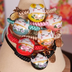 Adjustable cord bracelet for adults and children, Japanese lucky cat maneki-neko, choice of color, red, yellow, black, pink, orange, blue, turquoise