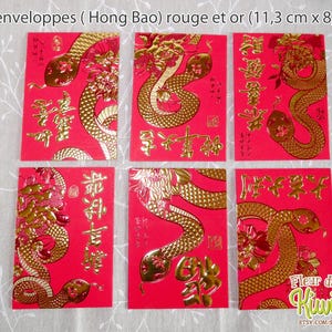 Op de afbeelding: Zes rode en gouden enveloppen met een slangendesign en Chinese karakters. De enveloppen zijn 11,3 cm bij 8,2 cm.