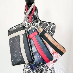 Pode incluir: Um conjunto de quatro bolsas de z&iacute;per de tecido diferentes com v&aacute;rios padr&otilde;es e cores. As bolsas s&atilde;o exibidas em um manequim com estampa preto e branco. As bolsas s&atilde;o feitas de uma variedade de tecidos, incluindo corti&ccedil;a, couro e algod&atilde;o estampado.
