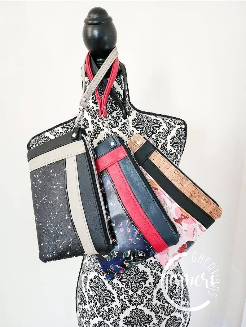 Pode incluir: Um conjunto de quatro bolsas de z&iacute;per de tecido diferentes com v&aacute;rios padr&otilde;es e cores. As bolsas s&atilde;o exibidas em um manequim com estampa preto e branco. As bolsas s&atilde;o feitas de uma variedade de tecidos, incluindo corti&ccedil;a, couro e algod&atilde;o estampado.