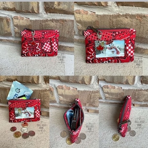 Puede incluir: Bolsa roja con cremallera y una ventana de pl&aacute;stico transparente que muestra un dise&ntilde;o de mu&ntilde;eco de nieve. La bolsa est&aacute; hecha de tela de bandana roja y blanca con un acento de tela a cuadros blancos. La bolsa est&aacute; abierta y muestra el interior, que contiene moneda canadiense, una tarjeta de cr&eacute;dito y monedas.