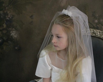 One-tier Short Veil with Satin and Pearl Flowers | Bachelorette Veil | First Communion Veil | Party Veil | White or Ivory