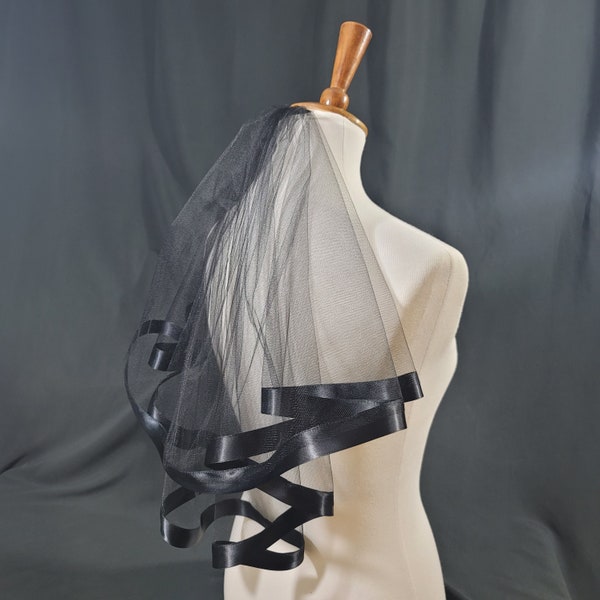 Black Petite Circle Ribbon Veil 20 Inch