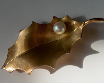 Vintage gold pearl oak leaf pin costume jewelry