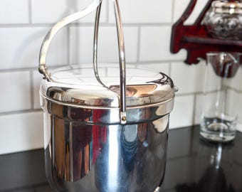 Balde de gelo vintage de 1847 da Rogers Silver Co. em prata banhada a ouro — Recipiente de vidro Pyrex — Pés em formato de concha — Tampa com alça articulada — Utensílio de bar de meados do século XX
