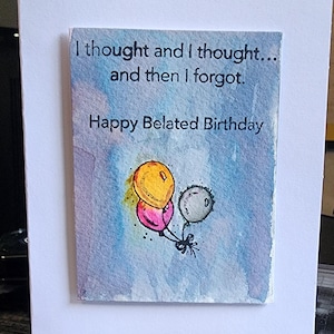 Könnte beinhalten: Handgemachte Geburtstagskarte mit Aquarelldesign. Der Text lautet: „Ich dachte und dachte... und dann habe ich vergessen. Alles Gute zum Geburtstag nachträglich.“ Drei Ballons in Gelb, Rosa und Grau sind abgebildet.