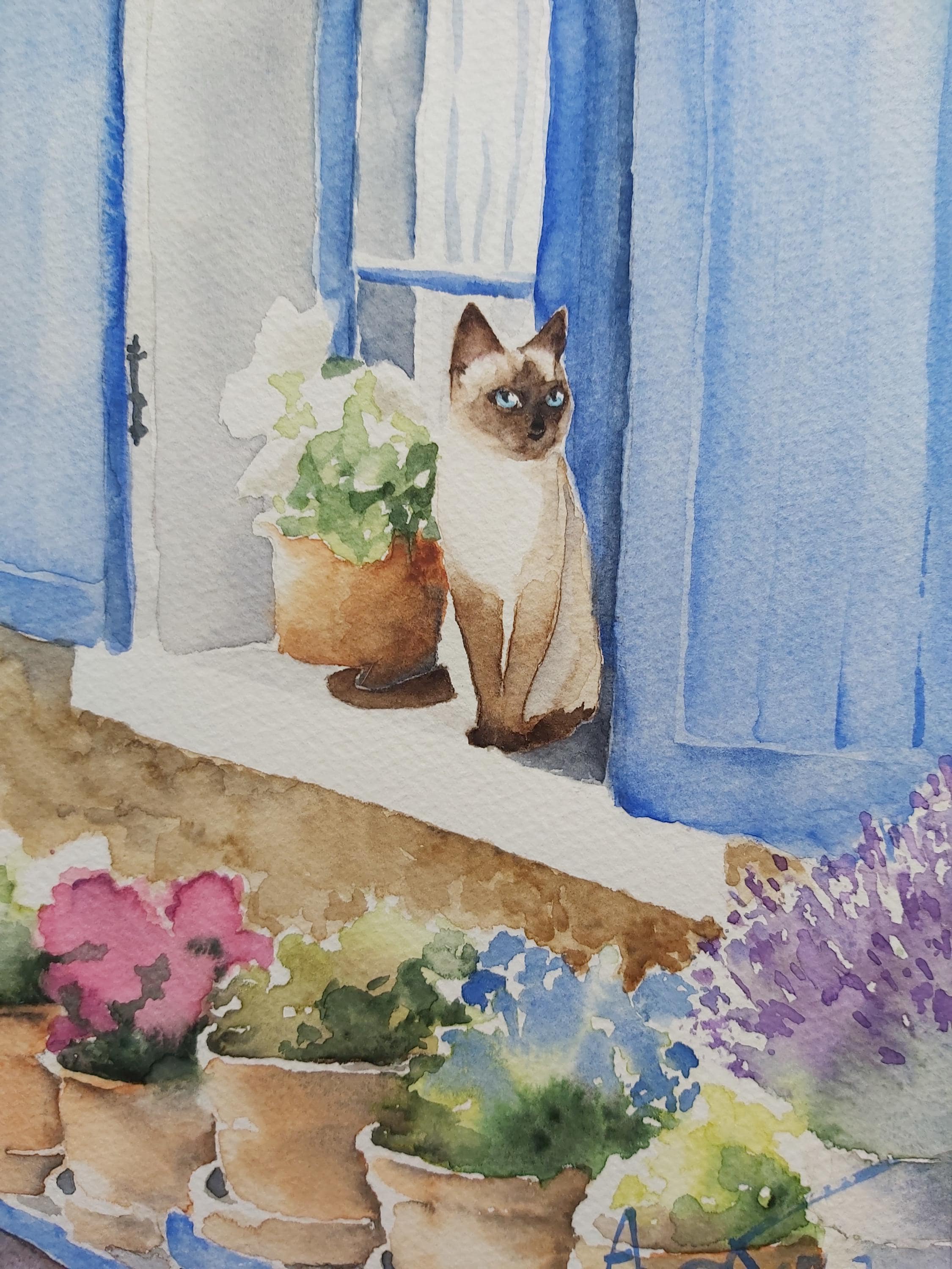 この繊細な水彩画では、シャム猫が花でいっぱいの窓の外を眺めています