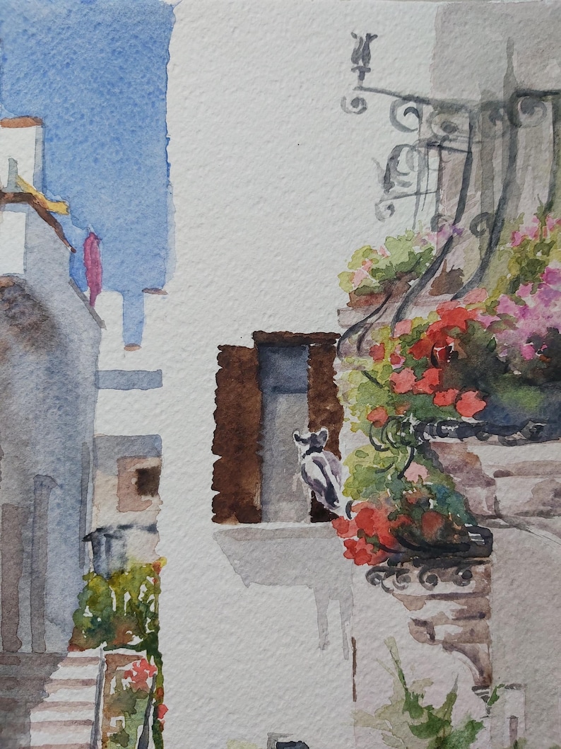 Puede incluir: Pintura acuarela de un edificio blanco con una ventana y un balc&oacute;n con flores rojas. Un gato blanco y negro se sienta en el alf&eacute;izar de la ventana.
