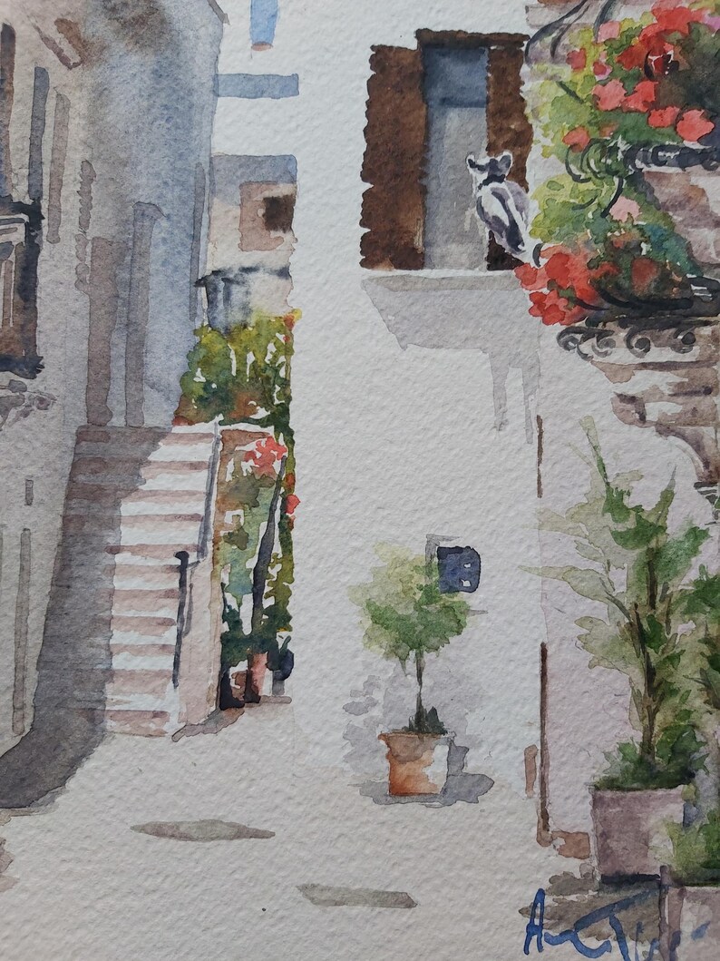 Puede incluir: Pintura acuarela de un callej&oacute;n estrecho en una ciudad europea. El callej&oacute;n est&aacute; bordeado de edificios blancos y tiene un peque&ntilde;o &aacute;rbol en maceta en primer plano. Hay escaleras que suben a la izquierda y una ventana con contraventanas marrones a la derecha.