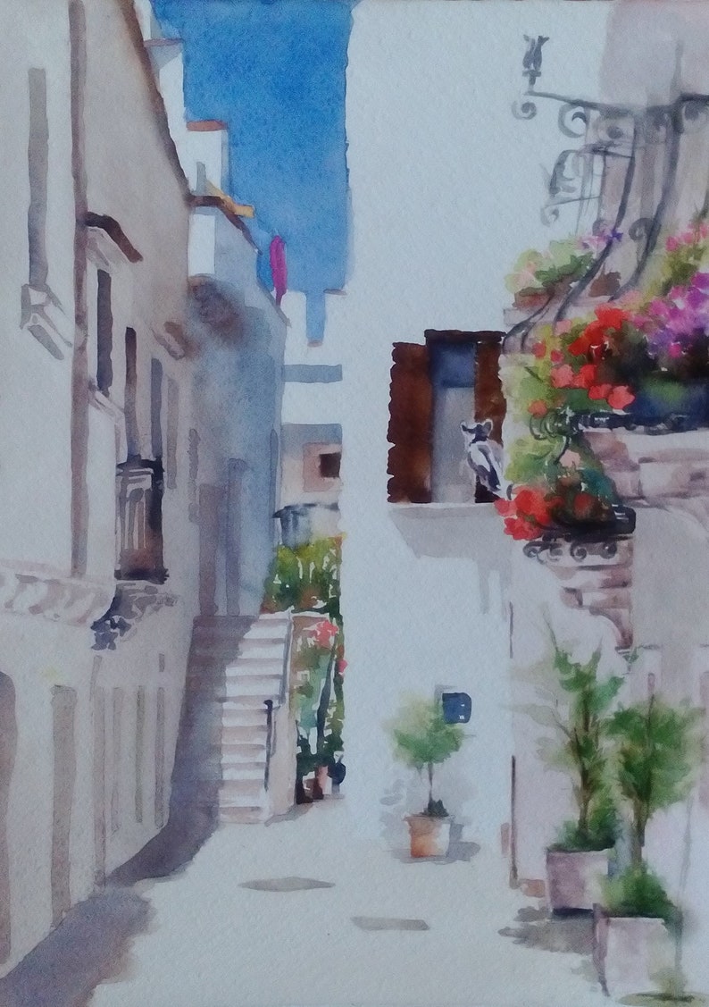 Puede incluir: Una pintura de acuarela de un callej&oacute;n estrecho y blanco con una escalera que conduce a un edificio. El callej&oacute;n est&aacute; bordeado de plantas en macetas y flores, y hay una peque&ntilde;a ventana con una persiana marr&oacute;n en el lado derecho de la imagen.