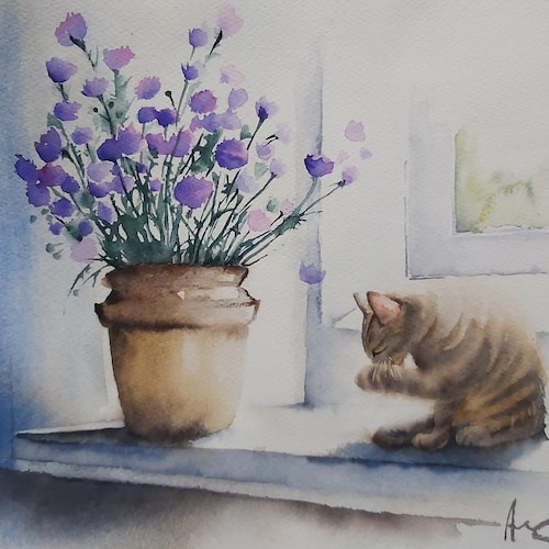 この繊細な水彩画では、シャム猫が花でいっぱいの窓の外を眺めています