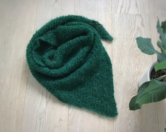 Châle triangle en mohair tricoté à la main vert Châle en mohair en tricot Châle en tricot Châle d'hiver chaud Écharpe en mohair triangle Châle vert Écharpe en mohair vert