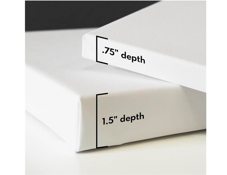 K&ouml;nnte beinhalten: Zwei wei&szlig;e Leinwand-Kunstplatten, eine &uuml;bereinander gestapelt. Die obere Platte hat eine Tiefe von 1,9 cm, w&auml;hrend die untere Platte eine Tiefe von 3,8 cm hat. Die Leinwand ist &uuml;ber einen Holzrahmen gespannt.