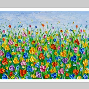 Puede incluir: Pintura al &oacute;leo original de un vibrante prado de flores silvestres. La obra presenta una t&eacute;cnica de impasto texturizada con flores coloridas en tonos de rojo, amarillo, azul y morado, sobre un campo de hierba verde y un cielo azul claro.