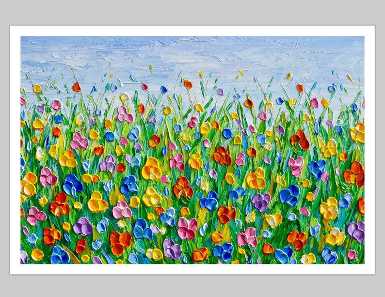 Puede incluir: Pintura al &oacute;leo original de un vibrante prado de flores silvestres. La obra presenta una t&eacute;cnica de impasto texturizada con flores coloridas en tonos de rojo, amarillo, azul y morado, sobre un campo de hierba verde y un cielo azul claro.