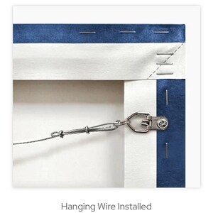 K&ouml;nnte beinhalten: Nahaufnahme der R&uuml;ckseite eines Leinwandkunstwerks mit blau-wei&szlig;en Kanten. Eine Metallaufh&auml;ngung und Draht sind zur Pr&auml;sentation angebracht. Der Text "Hanging Wire Installed" ist unten zu sehen.