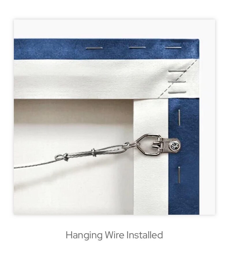 K&ouml;nnte beinhalten: Nahaufnahme der R&uuml;ckseite eines Leinwandkunstwerks mit blau-wei&szlig;en Kanten. Eine Metallaufh&auml;ngung und Draht sind zur Pr&auml;sentation angebracht. Der Text "Hanging Wire Installed" ist unten zu sehen.