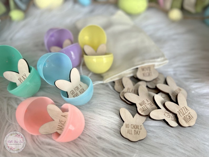 K&ouml;nnte beinhalten: Ein Set aus pastellfarbenen Plastik-Ostereiern mit Hasen-f&ouml;rmigen Holz-Spielsteinen im Inneren. Die Spielsteine haben verschiedene Spr&uuml;che darauf geschrieben, wie "Spielen", "Fahrrad fahren", "S&uuml;&szlig;es machen" und "Pizza-Abend".