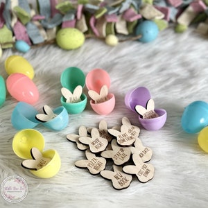 K&ouml;nnte beinhalten: Ein Set mit Oster-Eier-Aktivit&auml;ten f&uuml;r Kinder. Die Eier sind aus Plastik und in verschiedenen Farben erh&auml;ltlich. Jedes Ei enth&auml;lt ein h&ouml;lzernes Hasenohr mit einer anderen Aktivit&auml;t darauf geschrieben. Die Aktivit&auml;ten umfassen "Spielen", "Machen Sie ein", "Filmabend", "Pizzaabend", "Neues Buch", "Sp&auml;t aufbleiben", "Pflanzen Sie etwas K&uuml;nstlerisches", "Kinder w&auml;hlen das Abendessen", "Abenteuer im Freien" und "Date Night".