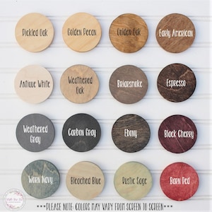 Pu&ograve; includere: Una cartella colori con 16 diverse tonalit&agrave; di tinta per legno, ogni colore &egrave; mostrato su un disco rotondo di legno. I colori includono: Rovere decapato, Noce dorata, Rovere dorato, Americano antico, Bianco antico, Rovere invecchiato, Briarsmoke, Espresso, Grigio vissuto, Grigio carbone, Ebano, Ciliegio nero, Blu navy usurato, Blu sbiancato, Salvia rustico e Rosso granaio. Il testo "***PLEASE NOTE: COLORS MAY VARY FROM SCREEN TO SCREEN***" &egrave; in fondo alla cartella colori.