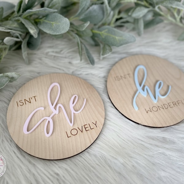 Letrero para revelar el sexo del bebé, accesorio para fotos de recién nacidos con la frase "¡Qué linda es ella, qué maravilloso es él!", letrero de madera para anunciar el nacimiento del bebé.